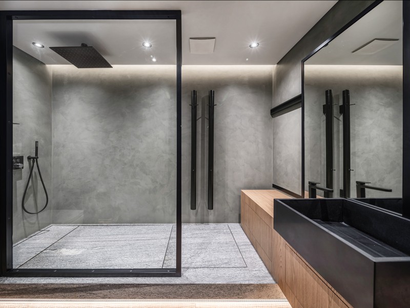 Монохромный интерьер двухуровневой квартиры Монохромный интерьер двухуровневой квартиры