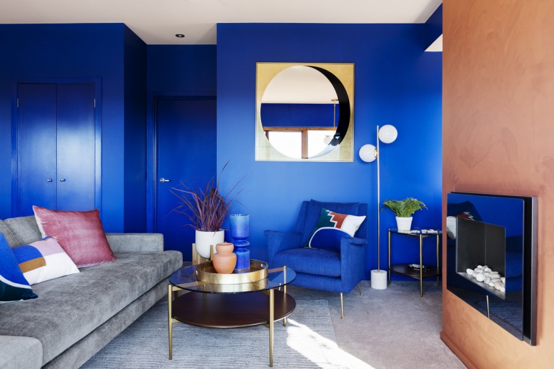 Насыщенные кобальтовые оттенки в сочетании с круглыми формами и металлическими акцентами Насыщенные кобальтовые оттенки в сочетании с круглыми формами и металлическими акцентами