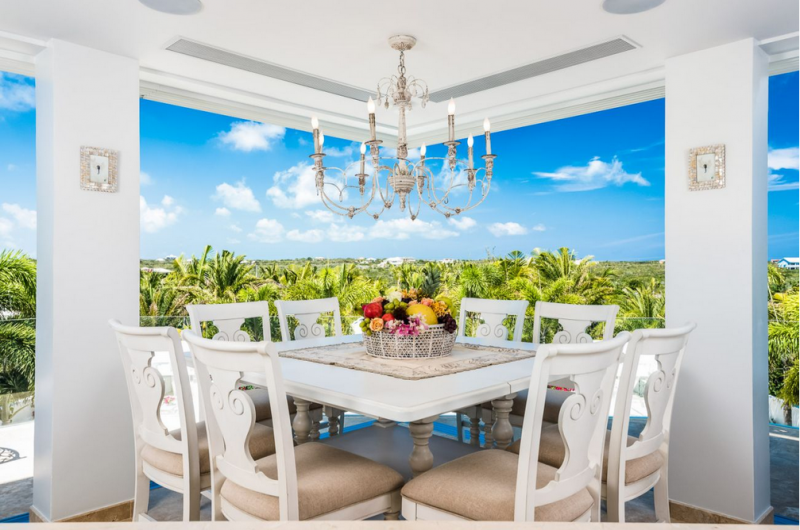 Небольшой отель Pearl West в городе Лонг-Бэй-Хиллс, острова Тёркс и Кайкос