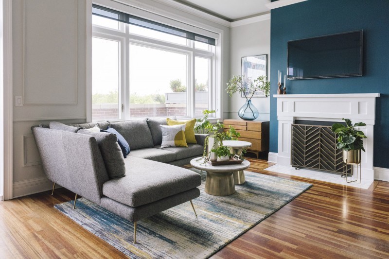 Прохладные цвета и медные акценты в интерьере просторных чикагских апартаментов Прохладные цвета и медные акценты в интерьере просторных чикагских апартаментов