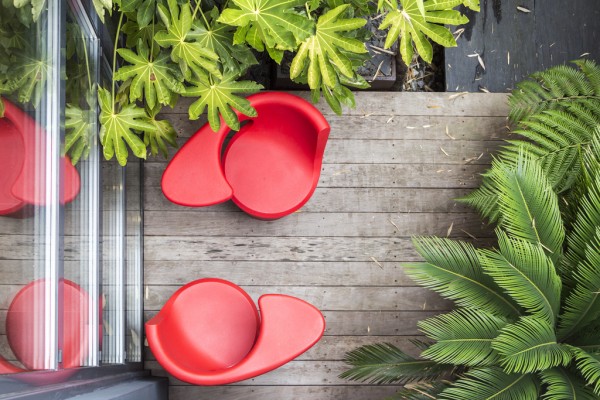 Смелое использование ярких цветов на вилле во Франции