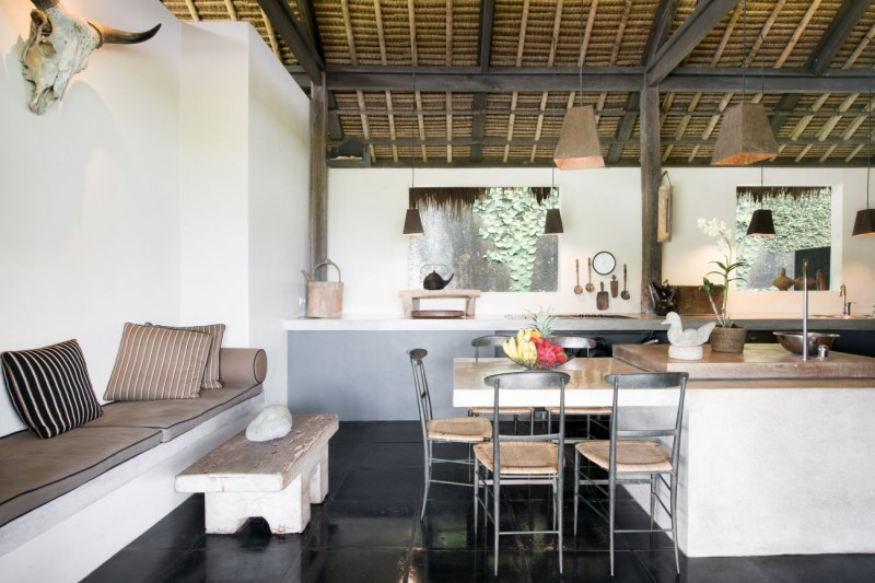 Современная вилла с соломенной крышей и видом на джунгли