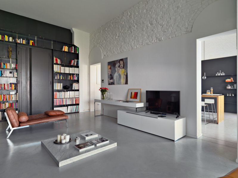 Светлая квартира с яркими элементами декора