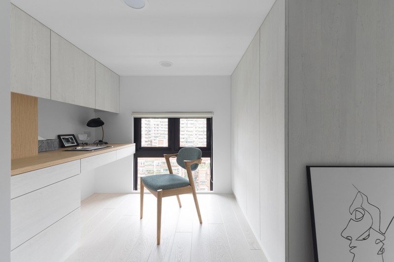 Цветные детали, мебель и аксессуары в светлом интерьере