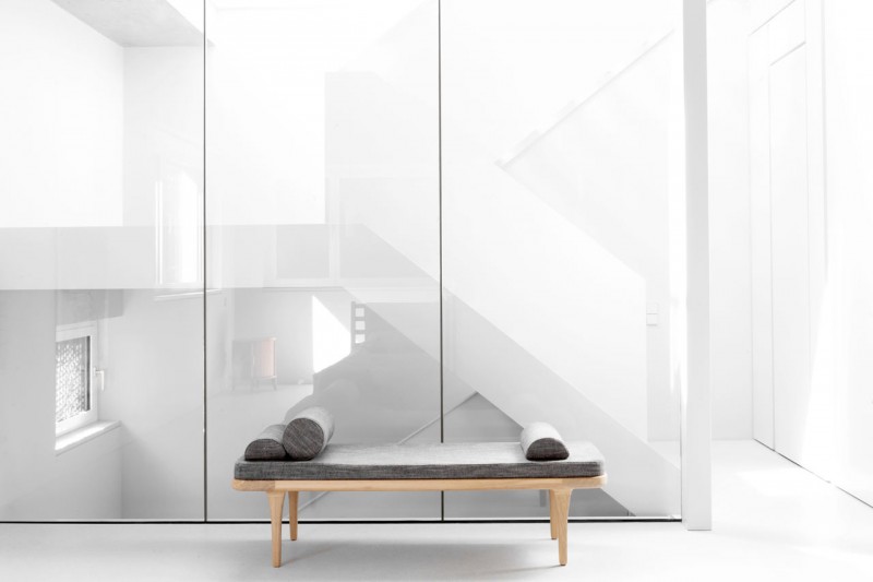 Деревянная мебель, красочные ковры и индустриальные элементы в интерьере особняка в Берлине