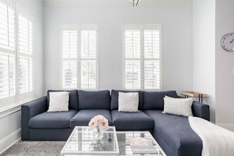 Нейтральные тона, оттенки синего и деревянные акценты в интерьере квартиры в Северной Каролине