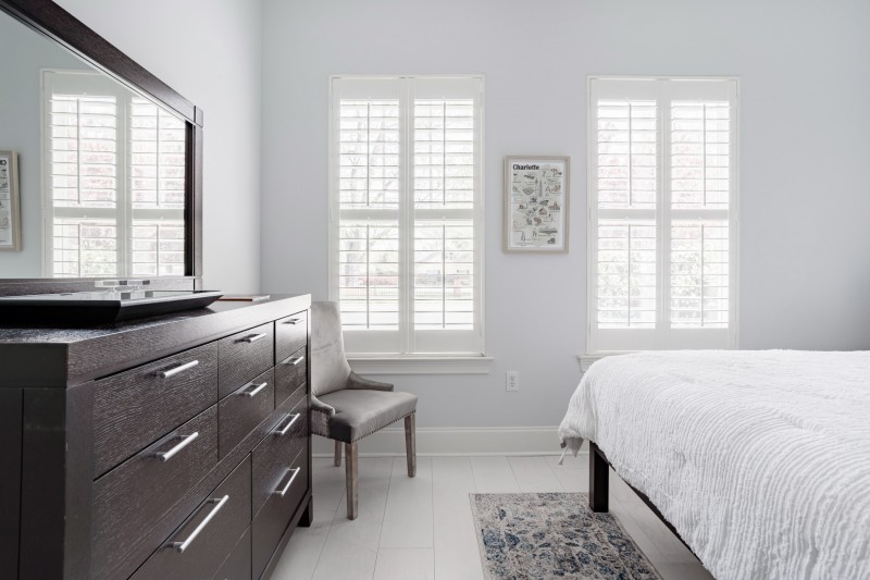 Нейтральные тона, оттенки синего и деревянные акценты в интерьере квартиры в Северной Каролине