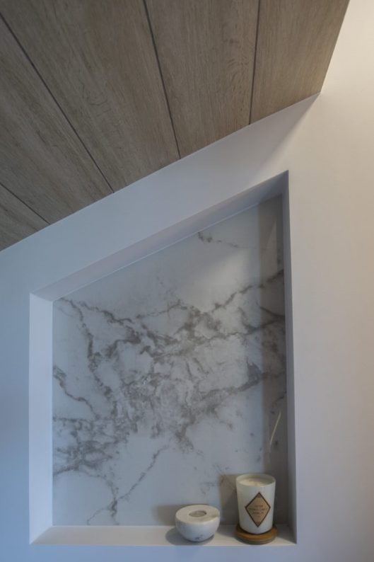 Промышленные акценты и натуральное дерево в дизайне польской квартиры