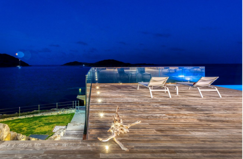 Впечатляющая вилла на берегу океана на острове Сен-Мартен Впечатляющая вилла на берегу океана на острове Сен-Мартен