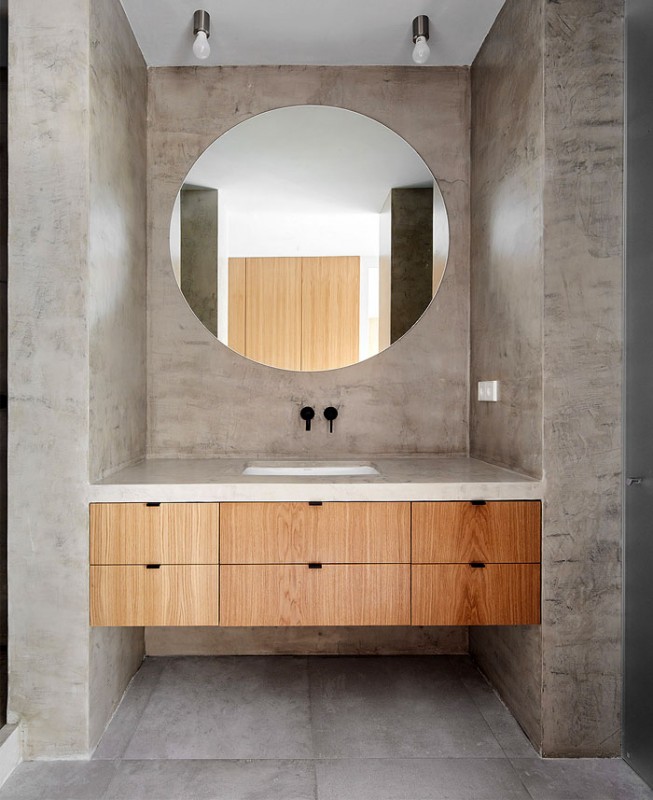 Белый и серый цвета, гранит и дерево в интерьере апартаментов в Барселоне