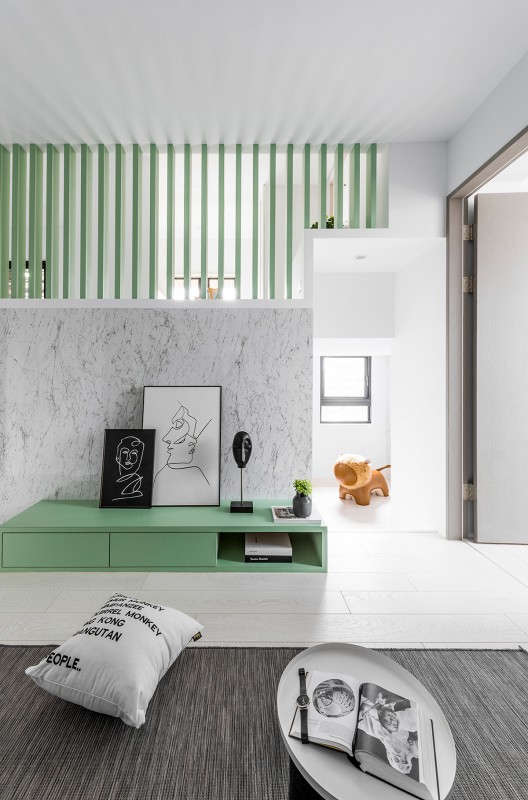 Цветные детали, мебель и аксессуары в светлом интерьере