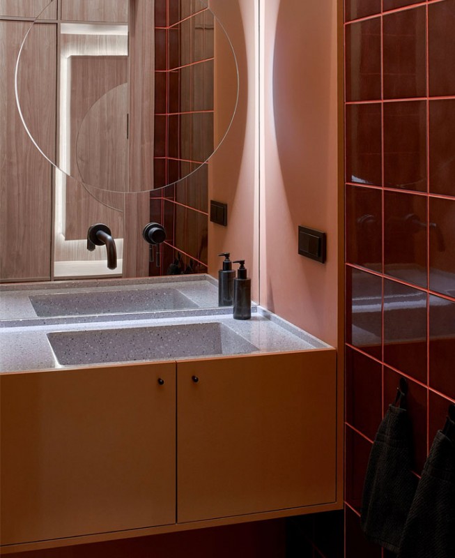 Интенсивные контрастные цвета и материалы в интерьере минской квартиры Интенсивные контрастные цвета и материалы в интерьере минской квартиры