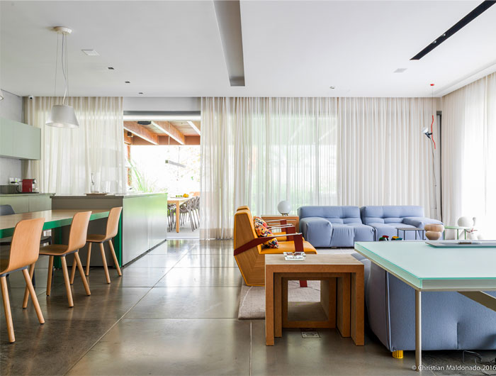 Интерьер пентхауса с полированными бетонными полами и обширной деревянной облицовкой