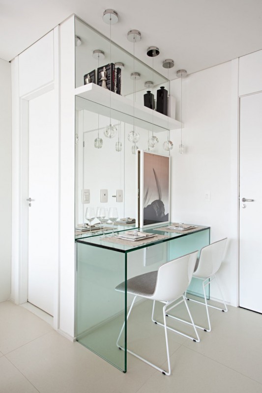 Нейтральная цветовая палитра и стеклянные стены в компактной квартире площадью 35 м2 Нейтральная цветовая палитра и стеклянные стены в компактной квартире площадью 35 м2