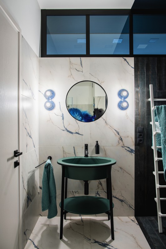 Акцент на детали золотого цвета и яркие стены Акцент на детали золотого цвета и яркие стены