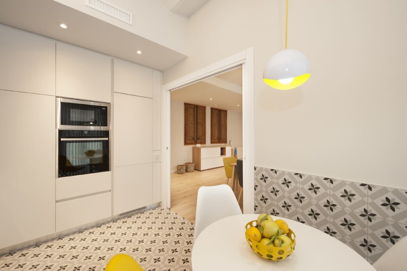 Интерьер просторной квартиры в Барселоне Интерьер просторной квартиры в Барселоне