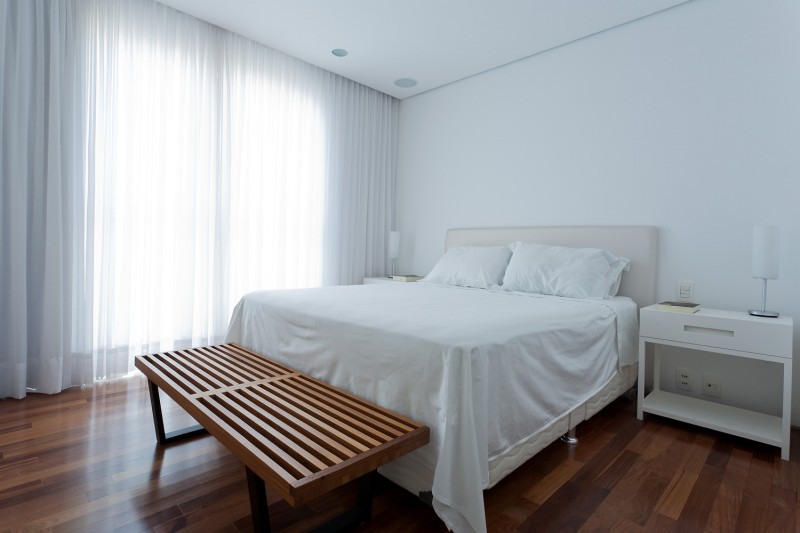 Сочетание белого цвета и дерева в интерьере комфортных апартаментов