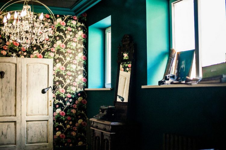 Эклектичный декор лофта, расположенного в бывшем старинном магазине