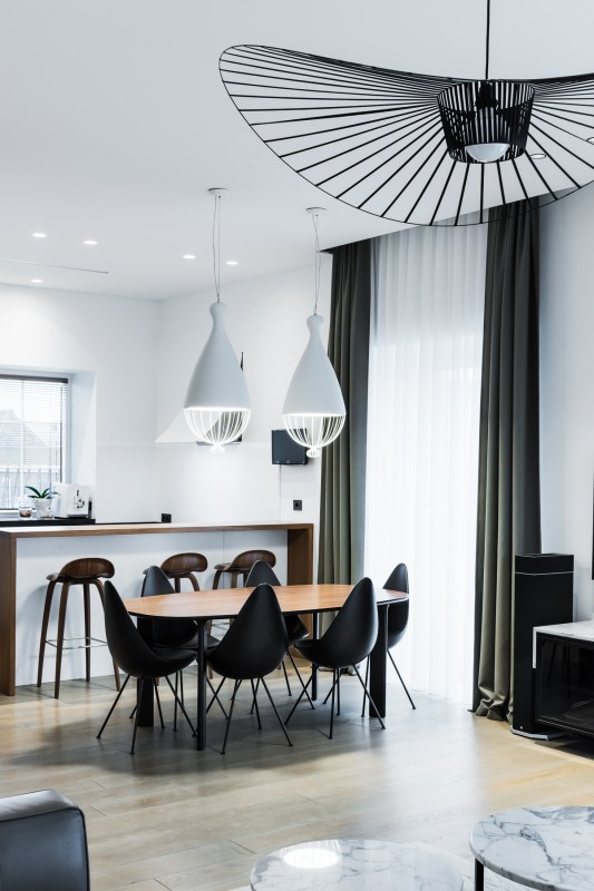 Сочетание дерева и мрамора в интерьере дома в Вильнюсе