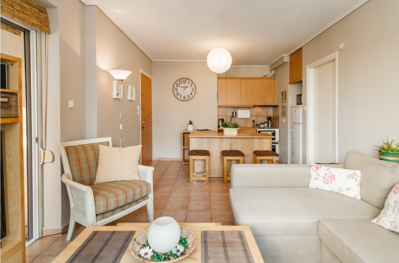 Средиземноморская квартира с балконом в теплых тонах в Афинах