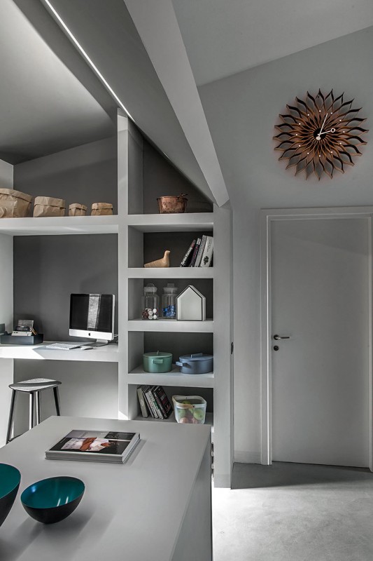 Строгий дизайн небольшой мансардной квартиры Строгий дизайн небольшой мансардной квартиры