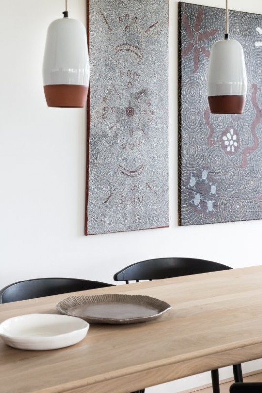 Белоснежные стены и богатые контрастные тона дерева в интерьере кухни Белоснежные стены и богатые контрастные тона дерева в интерьере кухни