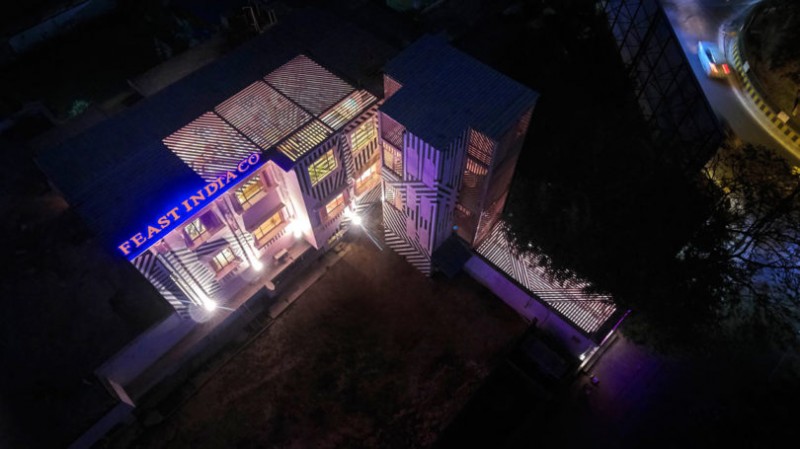 Интерьер индийского ресторана The Pink Zebra (Feast India Co.)