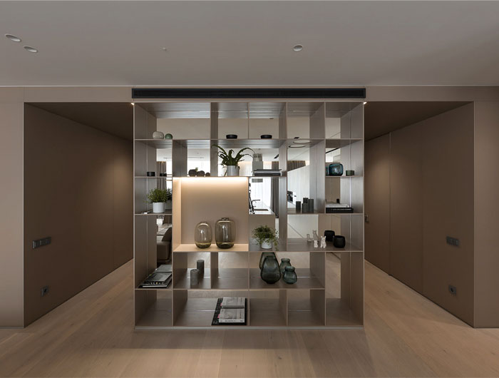 Декор квартиры с элегантными текстурами из светлого дерева и мрамора