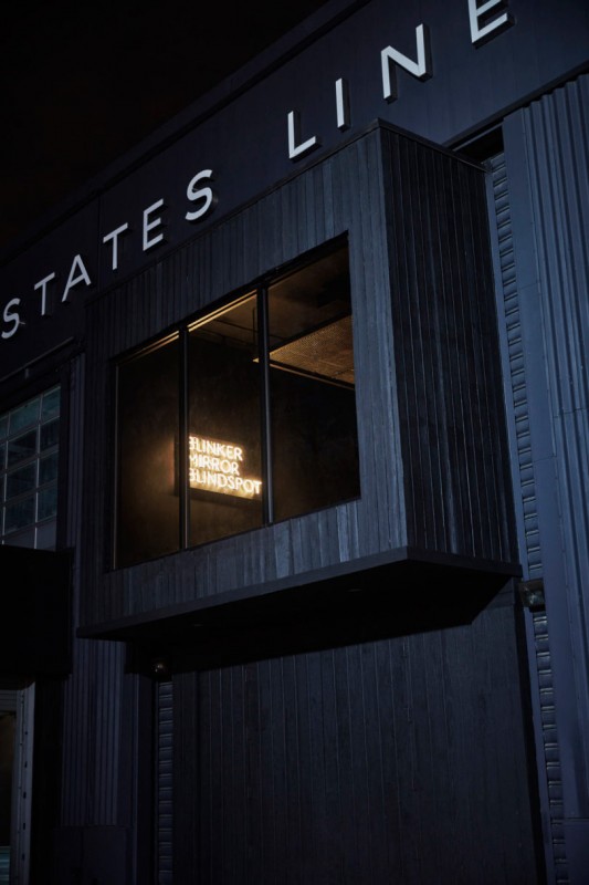 Клуб любителей классических автомобилей, расположенный на пристани 76 на реке Гудзон, Нью-Йорк