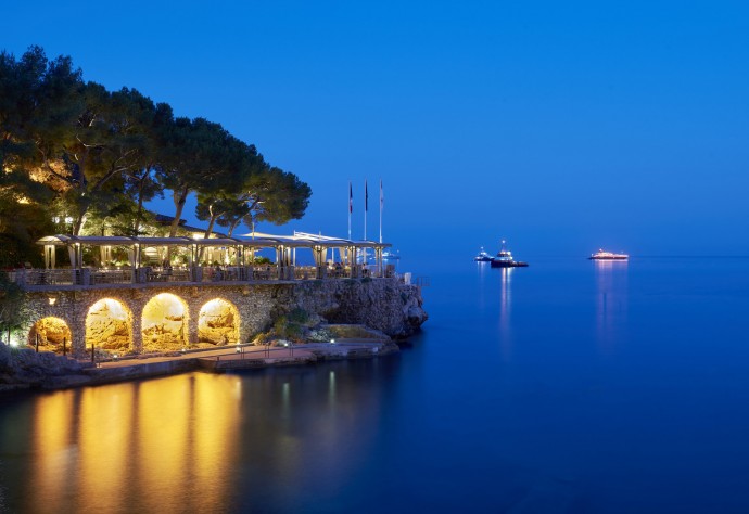 Престижный отель Monte Carlo Beach с частным пляжем и видом на Средиземное море Престижный отель Monte Carlo Beach с частным пляжем и видом на Средиземное море