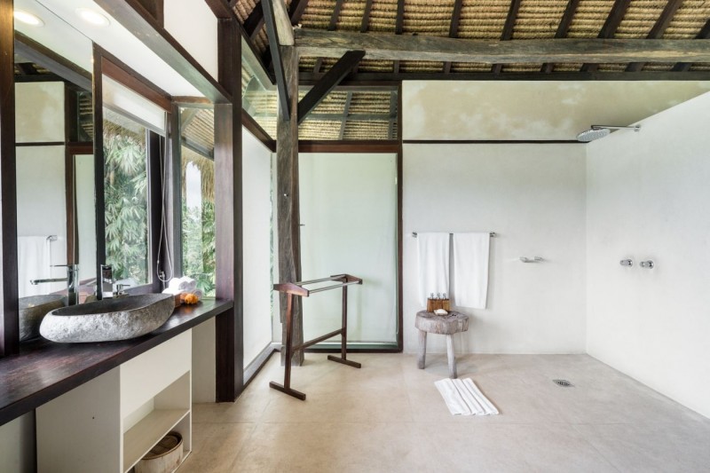 Современная вилла с соломенной крышей и видом на джунгли