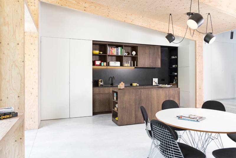 Светлый интерьер с контрастной отделкой в бельгийском коттедже Светлый интерьер с контрастной отделкой в бельгийском коттедже