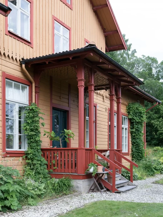 Здание бывшей железнодорожной станции 1868 года постройки в Тенхульте, Йёнчёпинг, Швеция