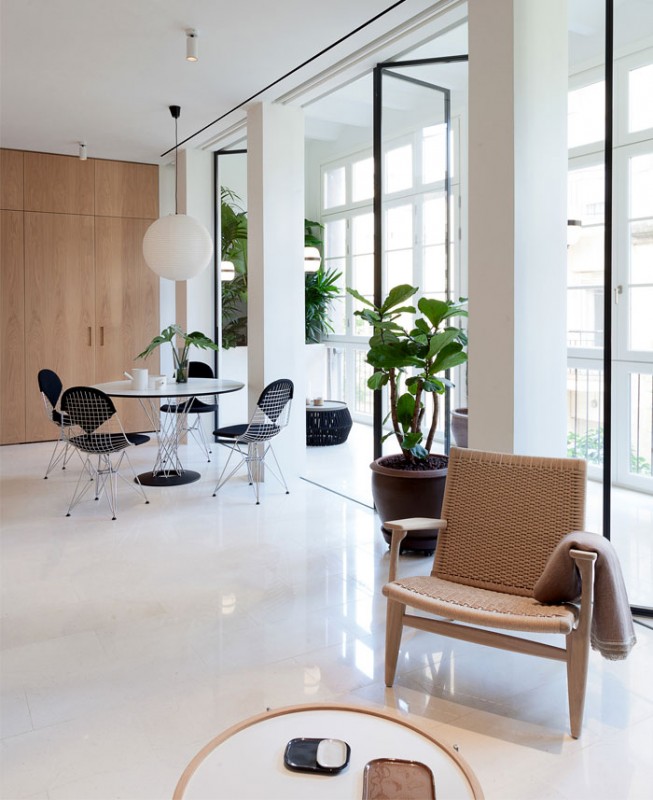 Кухня, спрятанная за элегантными стеновыми панелями в жилом проекте Barcelona Кухня, спрятанная за элегантными стеновыми панелями в жилом проекте Barcelona