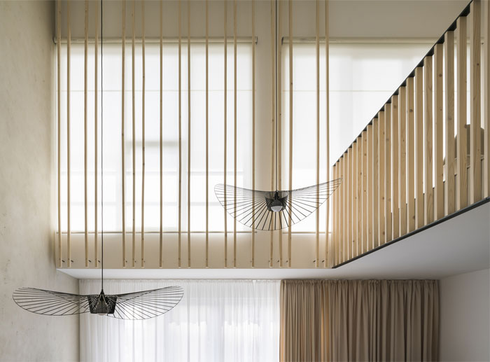 Палитра светлых оттенков и простые, элегантные формы в интерьере квартиры в Дубравке, Словакия