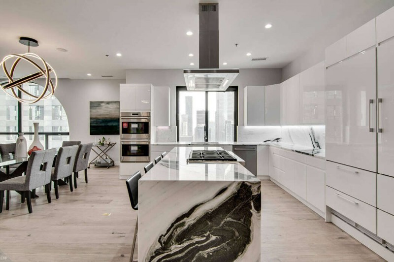 Современная двухуровневая квартира, расположенная в Чикаго, штат Иллинойс