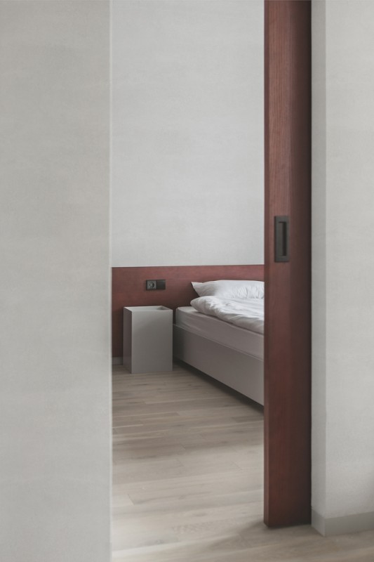 Акцентные фасады из шпонированного дерева в интерьере минской квартиры Акцентные фасады из шпонированного дерева в интерьере минской квартиры