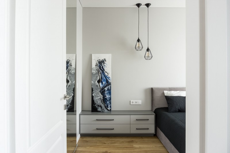 Апартаменты в серых тонах с яркими цветовыми акцентами