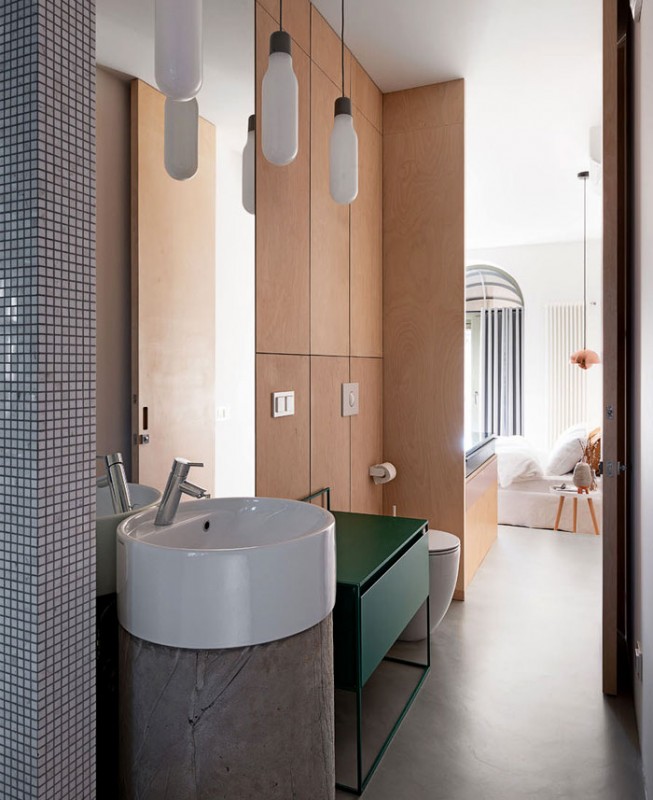 Бетон с нежно-розовым бархатом, конструкции из красного кирпича и немного латуни и меди в интерьере