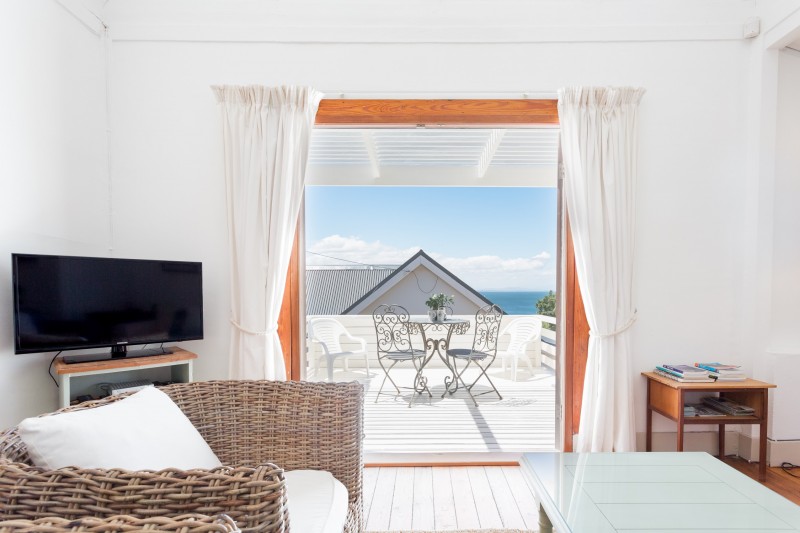 Интерьер коттеджа в сине-белых цветах