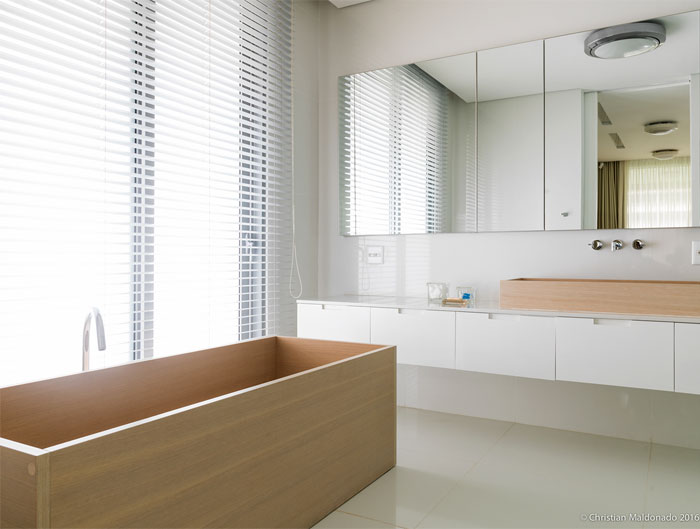 Интерьер пентхауса с полированными бетонными полами и обширной деревянной облицовкой