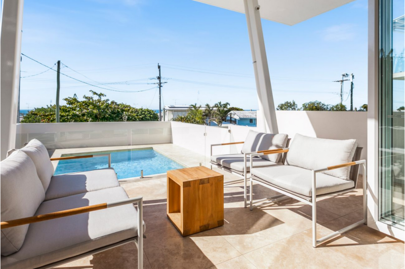 Минималистичный таунхаус на солнечном побережье Австралии в Нуса-Хедс Минималистичный таунхаус на солнечном побережье Австралии в Нуса-Хедс