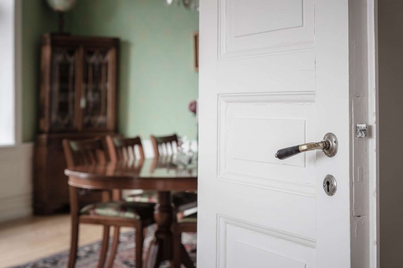 Высокие потолки и хорошо сохранившиеся детали начала ХХ века в апартаментах в Стокгольме