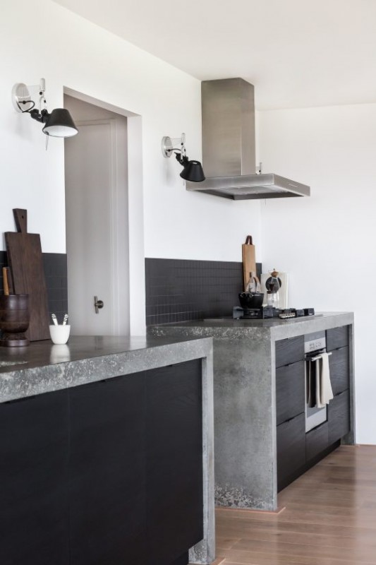 Белоснежные стены и богатые контрастные тона дерева в интерьере кухни Белоснежные стены и богатые контрастные тона дерева в интерьере кухни