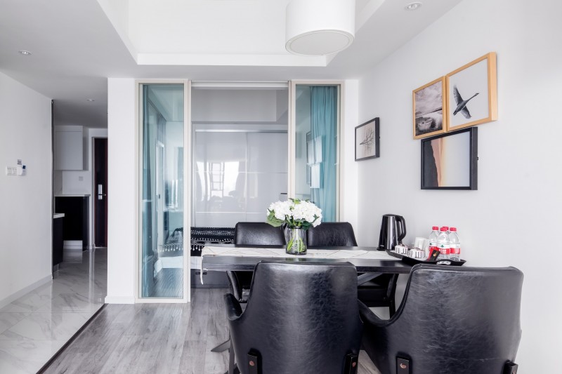 Интерьер в черно-белых тонах Интерьер в черно-белых тонах