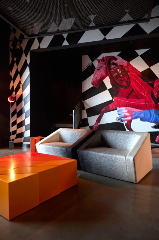 Клуб любителей классических автомобилей, расположенный на пристани 76 на реке Гудзон, Нью-Йорк