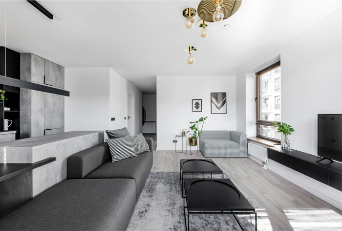 Латунный и черно-серый декор в интерьере литовской квартиры