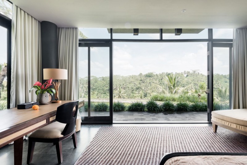 Современная вилла с соломенной крышей и видом на джунгли