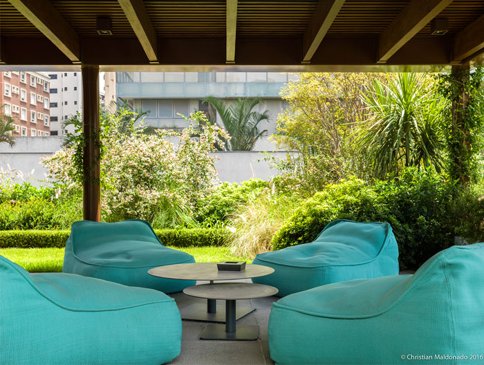 Интерьер пентхауса с полированными бетонными полами и обширной деревянной облицовкой