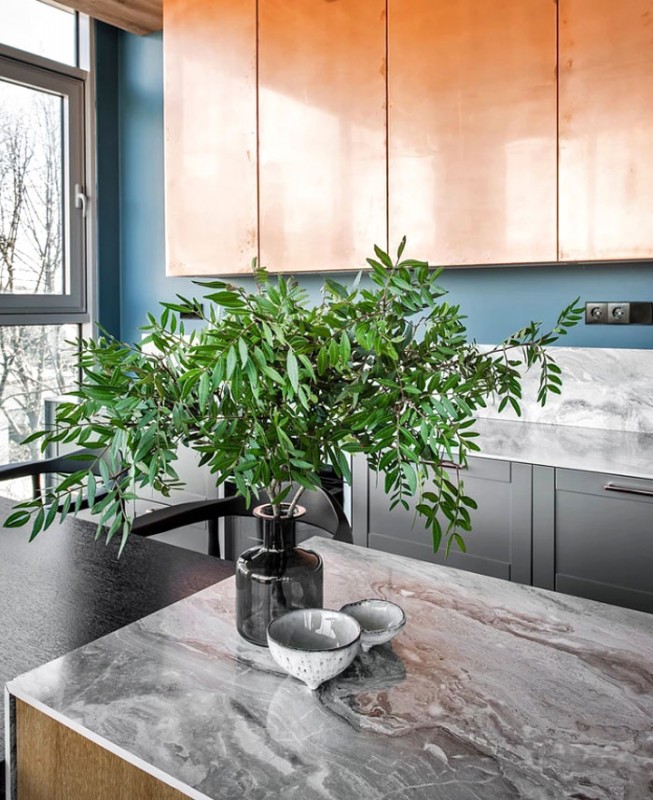 Приглушенные тона и мраморные, латунные и медные акценты в декоре литовской квартиры